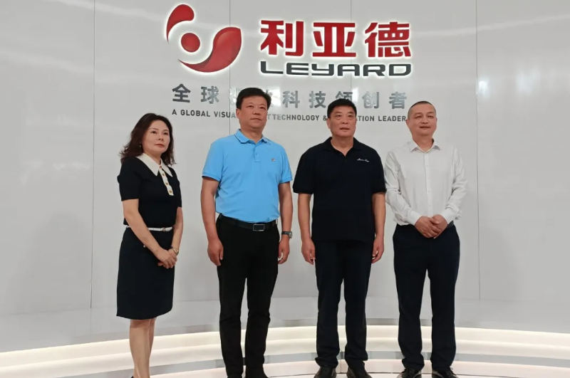 信阳副市长李新伟一行莅临星空官网集团南方总部走访调研